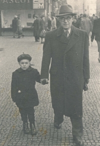 With father Walter Feldstein at Na Příkopech near the Lippert delicatessen, 1948