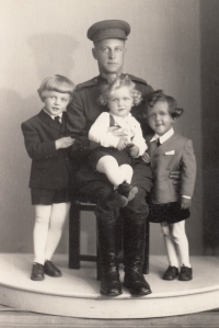 Stanislav Wieser (left) with his younger siblings and Red Army Captain Nikita, with whom the family became friends after the liberation in 1945