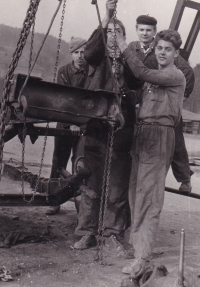 František Ludík (vpravo) jako student střední školy na výrobní praxi, 1959