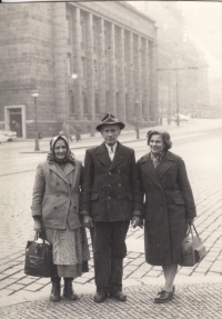 Rodiče Ferdinand a Kateřina Křivánkovi a s nimi teta Olga Křivánková těsně po příjezdu do Československa, Praha, začátek 60. let