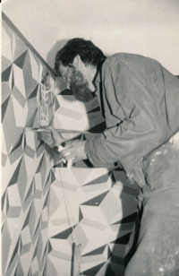 Pavel Novák during the realization of the painting in the Bethlehem Chapel of the Evangelical congregation in Prague, Žižkov