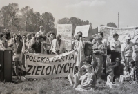 Ekomíting v Hrádku nad Nisou, kterého se zúčastnili frýdlantští skauti – a účast byla mezinárodní (na fotografii zástupci polské Strany zelených). Obyvatelé Trojmezí znečištěného kvůli těžbě hnědého uhlí a hnědouhelným elektrárnám protestovali proti znečišťování životního prostředí, 13. května 1990