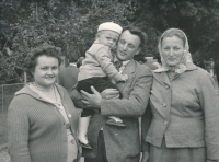 František Novotný in the arms of his father František, on the left his mother Jaroslava, on the right his grandmother Emílie, in Závratec around 1963