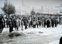 Shromáždění na náměstí ve Frýdlantě v době sametové revoluce, prosinec 1989