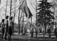 On the occasion of the 50th anniversary of the founding of Czechoslovakia, the Frýdlant Scouts planted the "Linden of Freedom" in the town park on 28 October 1968, the witness on the left is holding the Czechoslovak flag