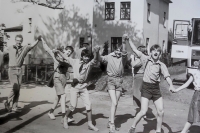 Frýdlant Scouts and Girl Scouts in a live chain after the resumption of the centre in 1989