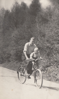 Lubomír Schimmer as a little boy with his father during the war