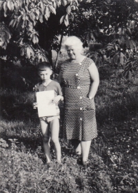 Jarmila Cimrmanová, mother of Jiří Cimrman, with his son Pavel at the cottage in Hracholusky