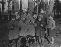 Jitka Čampulová with her brother Jiří in front in the same clothes, with local children on a walk, Schönwald 1933