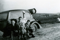 Jan Skalla, mother Jena, brother Tomáš and Tatra 57A (production 1935-38) - above the rear window there is a pressure cylinder, it was also running on propane-butane