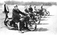 1966 motocyklisté - Jan Skalla vpředu na Rudge Whitworth 500 (rok výroby cca 1928)
