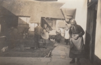 View of the courtyard, in the middle stands dad and mom, in a white apron is Grandma Emilie