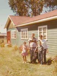 Jarka Stuchlíková with Milan and children in her Chilean bungalow