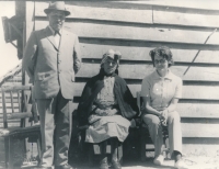 Jarka Stuchlíková with a Chilean family, the lady dressed up for the photo shoot (the photos from Chile date from 1969 to 1973)