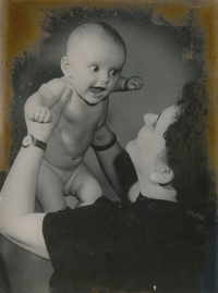 Svetlana Wittmannová with her mother, 1961