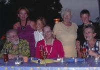 Svetlana Wittmann with the Rafalsky family. Below left sits her uncle Dimitrij Rafalský, on the right her mother Irena Rafalská, 2001/2002