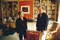 Vlasta Křížová Gallerová and Harold Pinter, filming the documentary The Europeans, 2000