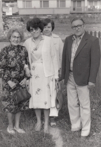 Jana Pavlovská (behind) with her parents and her father's mother in 1984 in Jaroměř