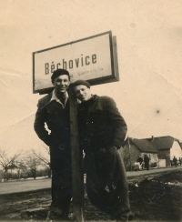 Bratr Zdeněk Sedláček (vpravo) s Bohumilem Bernáškem (vlevo), 1945