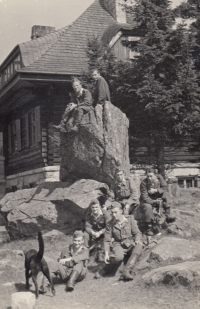 Jiří Kuboušek na vojenském cvičení (první zprava), Kleť, 1955