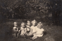 Bratranec Gerhard, sestřenice Sonja, bratranec Hary, sestřenice Eliška a Rosemarie Bensch, 1938, asi v Zakši