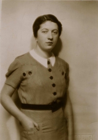 Eliška (Elisa) Skallová (1935) - narozena 8. 6. 1902, rodiče: Arnoštka a Mořic Skallovi, poslední bydliště před deportací: Světlá nad Sázavou, adresa/místo registrace v protektorátu: Praha XI, Dvořákova 54, transport AAd, č. 445 (13. 6. 1942 Kolín -> Terezín)
transport Be, č. 576 (1. 9. 1942 Terezín -> Raasika). Zavražděna  

