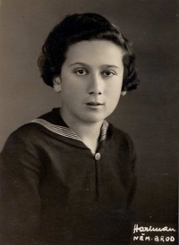 Erika Reissová (around 1941) - born 6 January 1925, parents Vilma and Jindřich Reiss, last place of residence before deportation Kolín, transport AAd, No. 206 (13 June 1942 Kolín -> Terezín), transport AAi, No. 615 (13 June 1942 Terezín -> unknown place). Murdered
