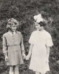 On the right Olga and her younger sister, 40s