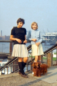 Lydia Mamulová with her sister, Hamburg, 1966