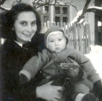 Lydia Mamulová with her mother, 1952