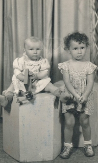 Lydia Mamulová with her sister, 1954