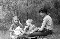 Lýdia Mamulová with her family, Chodov u Karlových Varů, 1982