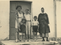 Mum Jarmila Němečková with her children Dáša, Josef and Vašek, and grandmother from Bořice