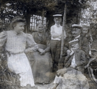 Grandfather Bohumil Mladějovský with his mother, wife Anna and children - from left Alexander, Zdeněk, Anna, garden of the family villa in Prague Bubeneč 177, around 1907