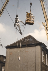 Jan Mladovský installs his sculpture in a public space, Duisburg, 1983