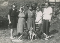 Němečkovi pod stavidlem rybníka za mlýnem v roce 1948