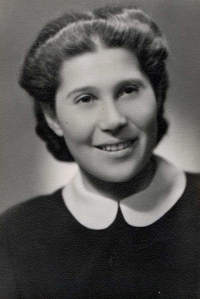 Nelly Reissová (1941) - born on 16 February 1922, parents Vilma and Jindřich Reiss, last place of residence before deportation Kolín, transport AAd, No. 205 (13 June 1942 Kolín -> Terezín), transport AAi, No. 617 (13 June 1942 Terezín -> unknown place). Murdered
