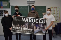 Pamětník s žáky ze ZŠ Proboštov s reklamou na operu Nabucco, ve které vystupoval, 2021