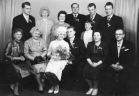 The wedding of the witness, 22 December 1963. On the right the parents of the witness, on the left the parents of the wife. Above right: uncle, brother, someone, sister, 2nd sister