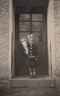 Rosemarie Bensch jde do první třídy v roce 1940