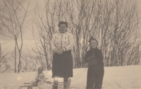 Rosemarie Bensch with her mother around 1940