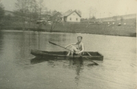 Josef Němeček na rybníku nad mlýnem v roce 1945