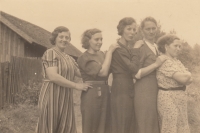 Zleva maminčina sestra Otylka, Marta, švagrová Anna, sestra Paula a maminka Anna Rosemarie Bensch, 1942