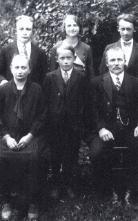 The Pešta family around 1935