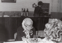 Maminka Ludmily Poláchové, Rozálie Martinátová, na svatbě synovce , Ostrava, cca 1972