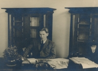 Josef Smrkovský v kanceláři (patrně mezi lety 1945-1948)