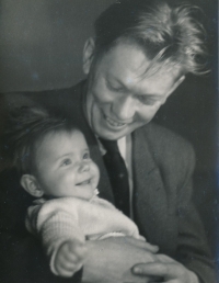 Kateřina Smrkovská (provdaná Novotná) s tatínkem Josefem Smrkovským (12. 12. 1947)