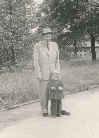 Kateřina s otcem v parku (29. 5. 1950)