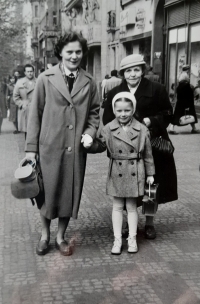 S maminkou a babičkou, poprvé v Praze, 1960