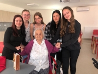 Markéta Šonková with children during the filming of Stories of our Neighbours, 2023